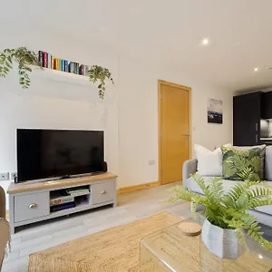 https://large-newly-renovated-three-bedroom-town-centre-split.bournemouth-hotels.org